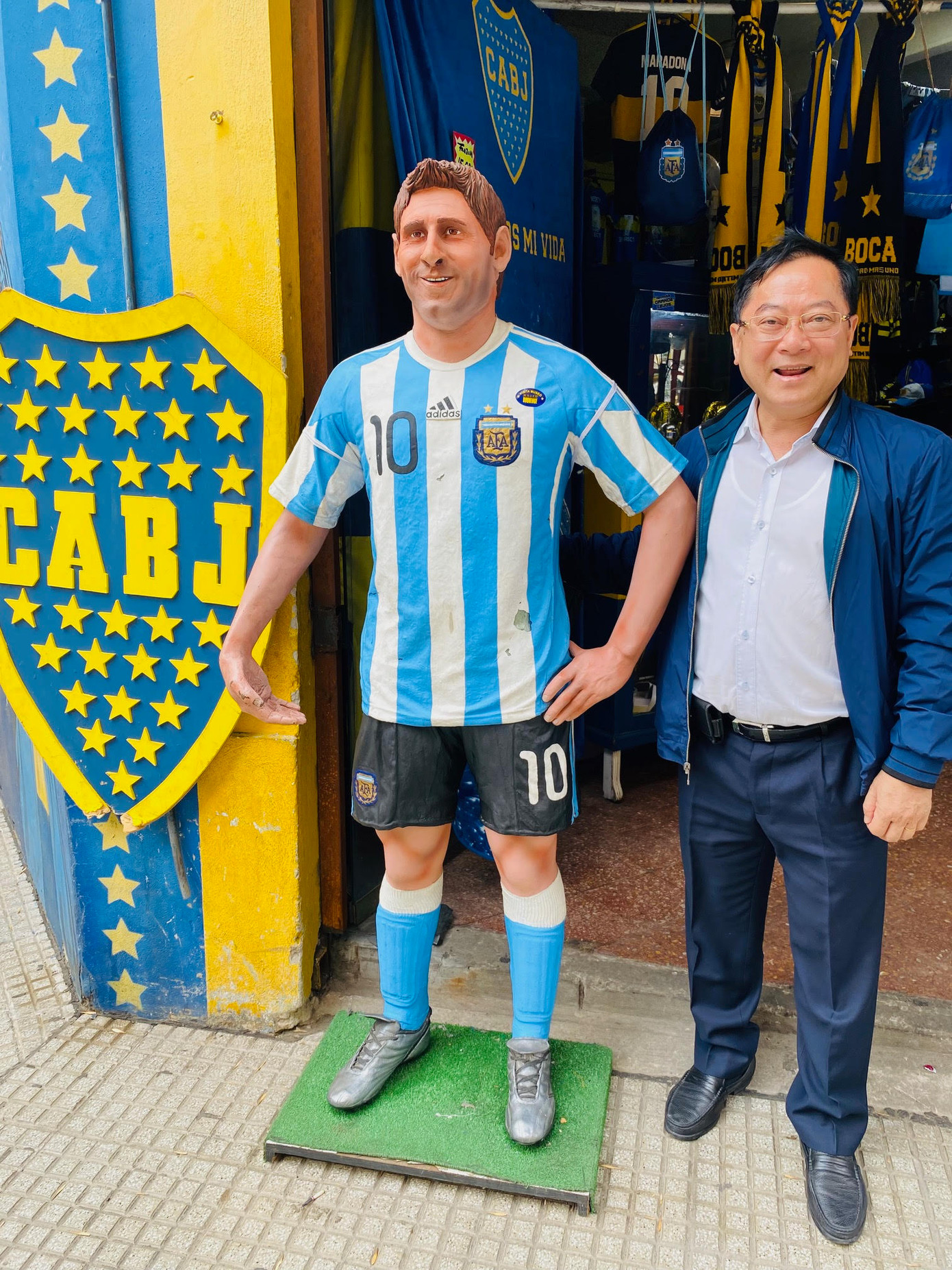 Nhà báo Lê Xuân Sơn chụp ảnh cùng tượng Messi (Ảnh: Minh Hoàng).