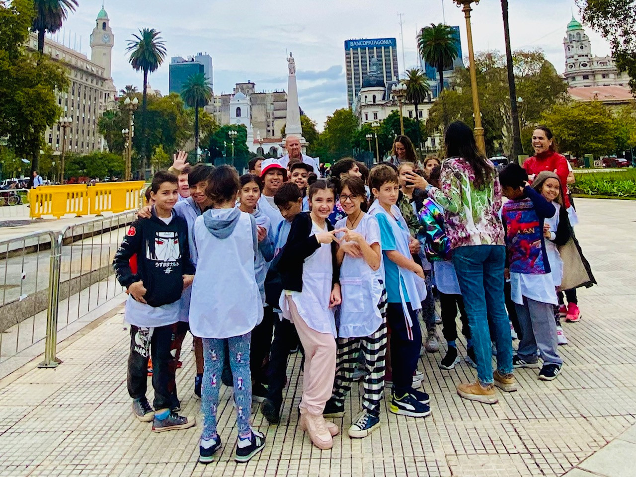 Hai cô bé tạo hình tay hình trái tim với du khách.