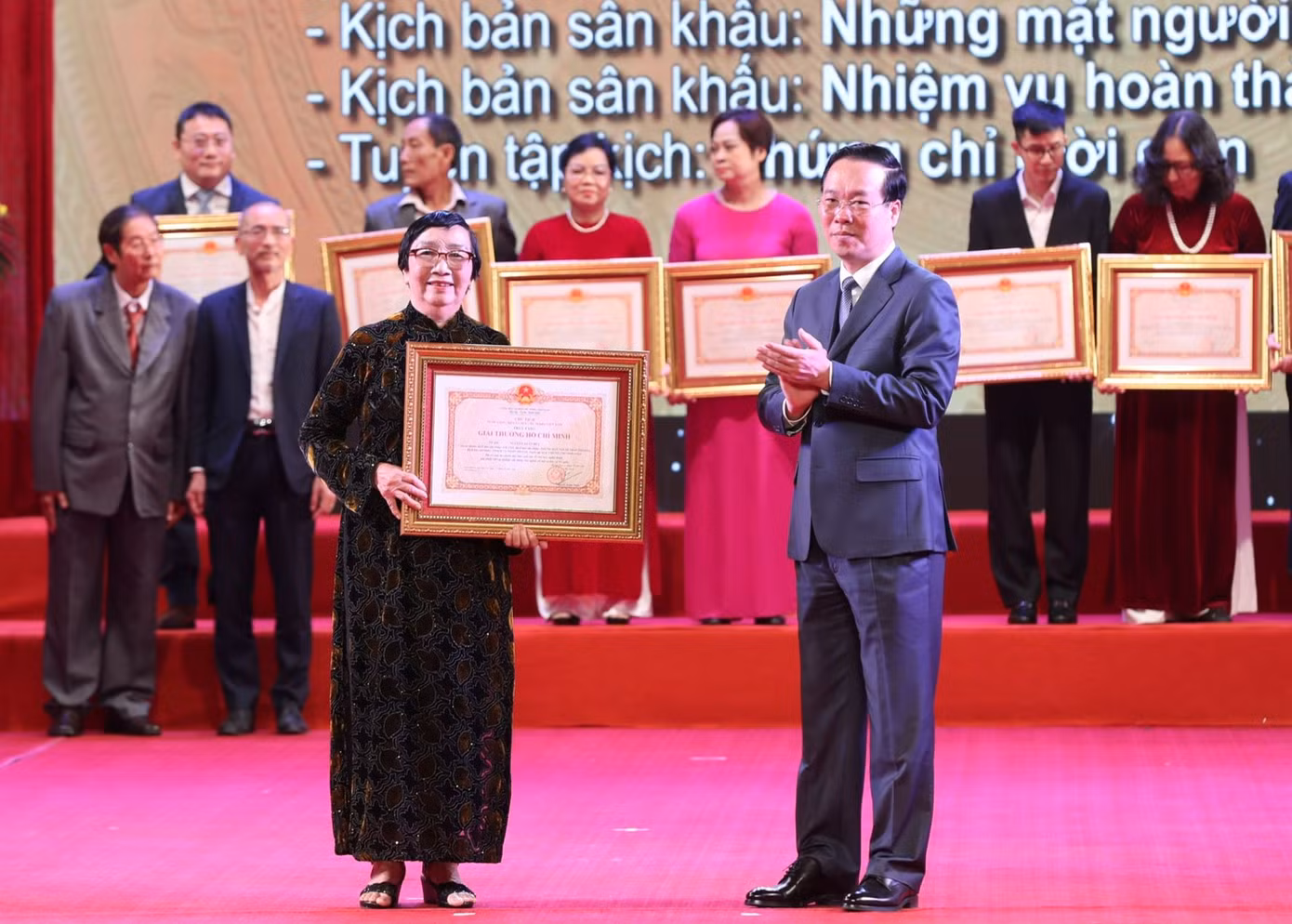 Chủ tịch nước Võ Văn Thưởng trao Giải thưởng Hồ Chí Minh cho các tác giả, thân nhân của các tác giả có cụm tác phẩm được tặng Giải thưởng Hồ Chí Minh. Ảnh: Nhật Minh.