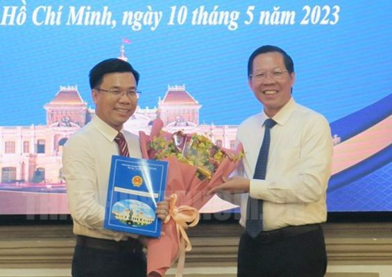 Chủ tịch UBND TPHCM Phan Văn Mãi trao quyết định bổ nhiệm cho ông Phạm Trung Kiên (trái). Ảnh: Thành ủy TPHCM.