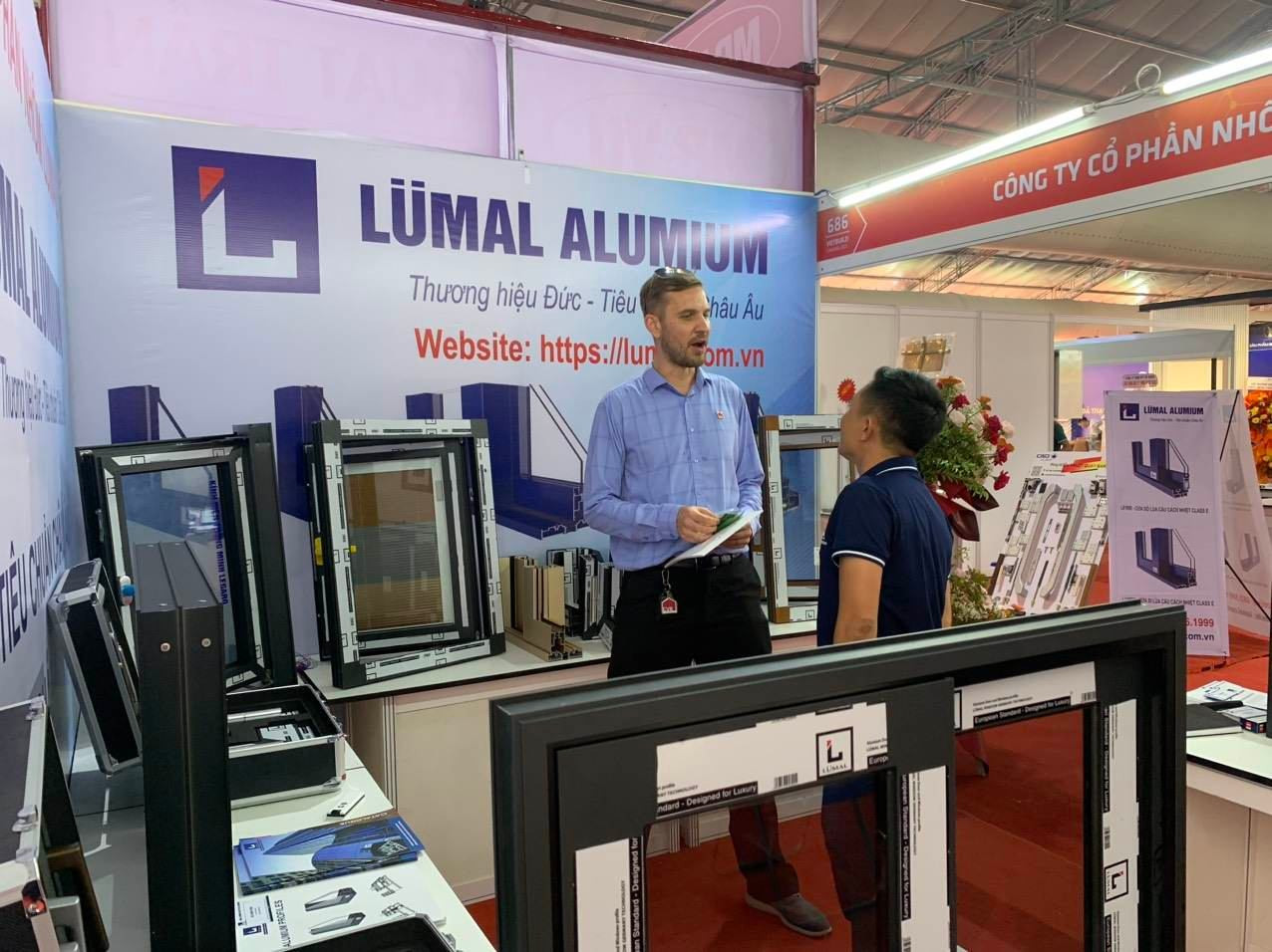 Gian hàng cửa nhôm cao cấp LÜMAL ALUMIUM đón nhà đầu tư nước ngoài ghé tham quan. Gian hàng cửa nhôm cao cấp LÜMAL ALUMIUM đón nhà đầu tư nước ngoài ghé tham quan.