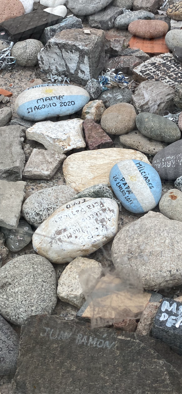 Tên nạn nhân chết vì COVID ghi trên đá.