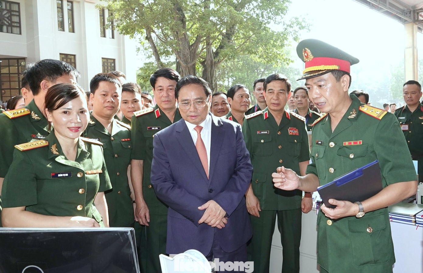 Thủ tướng Phạm Minh Chính cùng các đại biểu lãnh đạo tham quan khu vực trưng bày sản phẩm sáng tạo của tuổi trẻ Bộ Tổng tham mưu tại lễ tổng kết, trao giải. Ảnh: Nguyễn Minh.