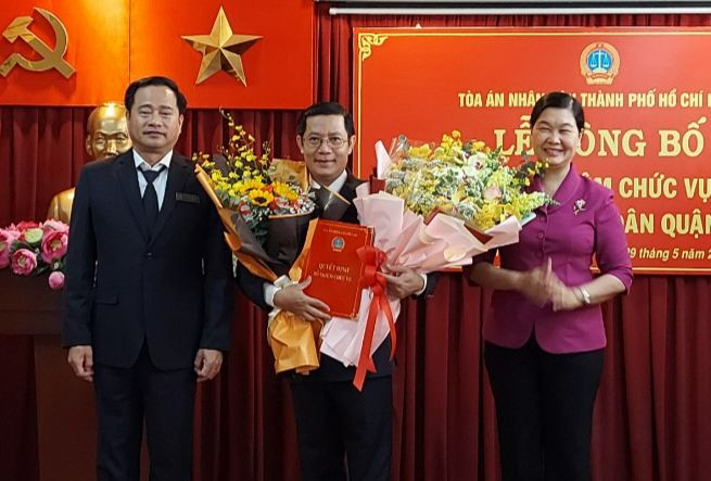 Tân Chánh án TAND quận 1 Nguyễn Quang Huynh (giữa). Tân Chánh án TAND quận 1 Nguyễn Quang Huynh (giữa).