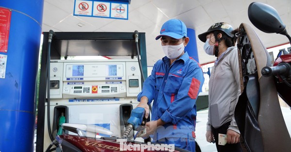 Giảm 1.320 đồng, xăng RON95 bán lẻ xuống còn 21.000 đồng/lít từ 15h hôm nay.