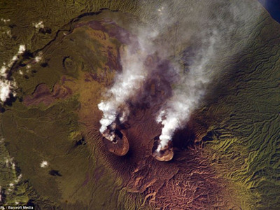 Hình ảnh về ngọn núi lửa đang cháy âm ỉ Ambrym. Ngọn núi lửa này nằm ở quần đảo Vanuatu phía đông Australia