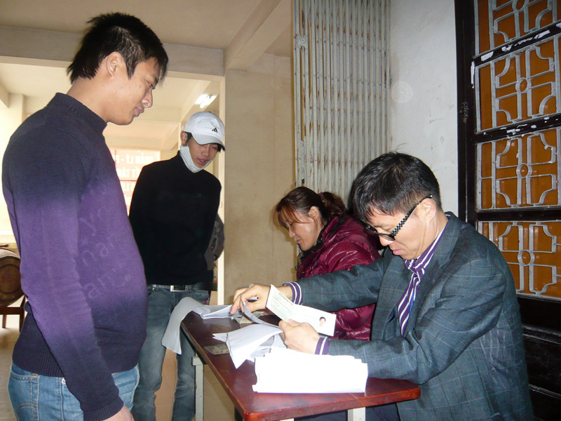 Cán bộ của Cơ quan phát triển nguồn nhân lực Hàn Quốc (HRD) cũng kiểm tra giấy tờ của lao động rất gắt gao