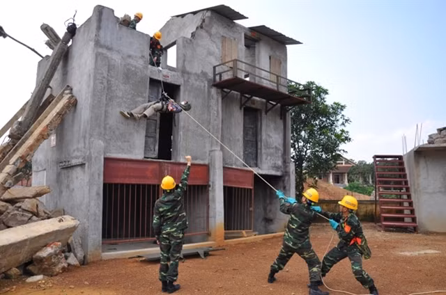 Sau khi sơ cứu, đội công binh tìm cách đưa người bị thương xuống đất 