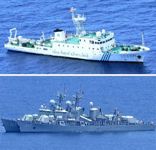 Ảnh của hãng tin Kyodo cho thấy tàu hải giám (trên) và tàu khu trục của Trung Quốc lởn vởn quanh Bãi Cỏ Mây hồi tháng năm