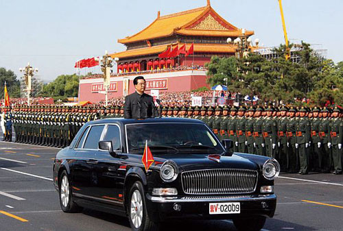 Chủ tịch Hồ Cẩm Đào của Trung Quốc sử dụng chiếc xe được mệnh danh là “Bentley của Trung Quốc”, được sản xuất thủ công 100% bởi công ty ô tô Trung Quốc là FAW, dùng làm phương tiện đi lại cho các nhà lãnh đạo tối cao. Chiếc Limousine đặc biệt này dài 6,4 m, nặng 4 tấn, được trang bị động cơ V12 dung tích 6,0 lít cho công suất 400 mã lực, mô men xoắn cực đại là 550 Nm – tương đương với một chiếc Audi A8