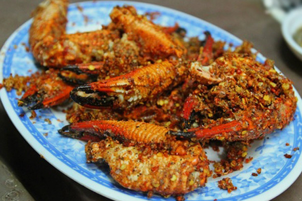  Càng ghẹ rang muối là món ăn rất nổi tiếng ở khu vực này.