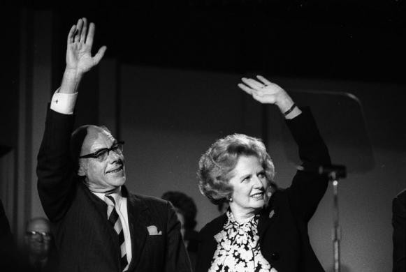 Bà Margaret Thatcher cùng chồng vào cuối cuộc họp của Đảng Bảo thủ hôm 11/10/1985