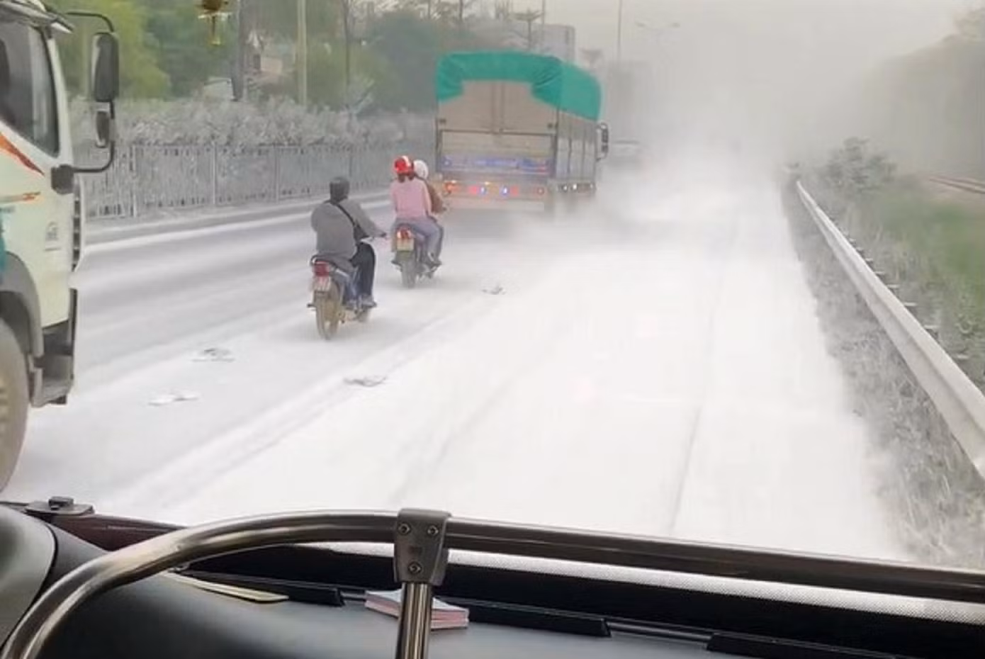 Đoạn đường bị phủ trắng xóa (Ảnh: Ngọc Thắng) Đoạn đường bị phủ trắng xóa (Ảnh: Ngọc Thắng)