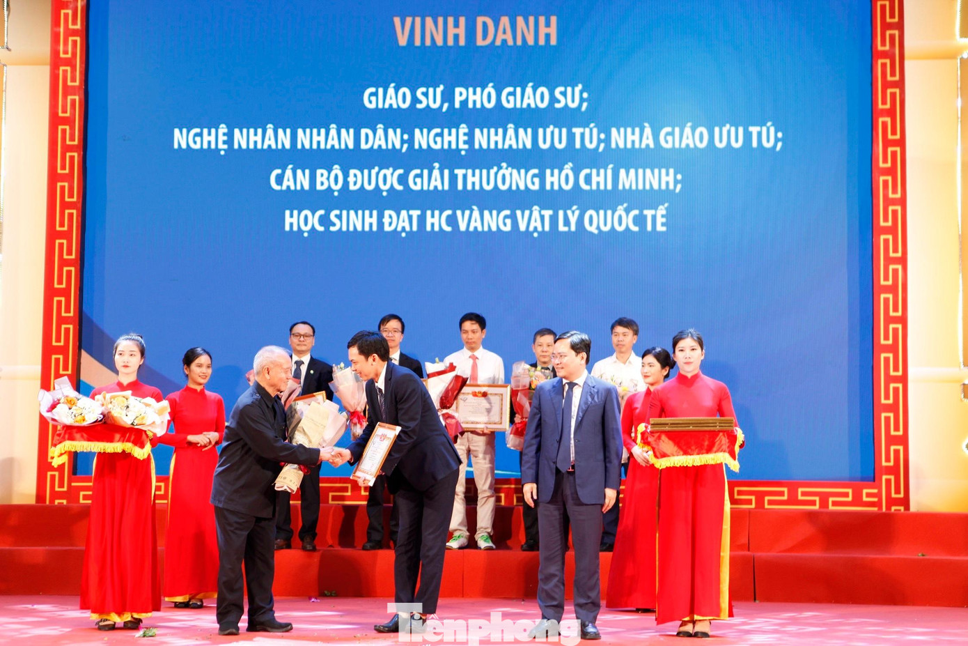 Đại tướng Phạm Văn Trà và Bí thư Tỉnh ủy Bắc Ninh Nguyễn Anh Tuấn khen thưởng các cá nhân tiêu biểu tại chương trình