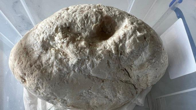 Màu sắc khối vật chất nghi là long diên hương.