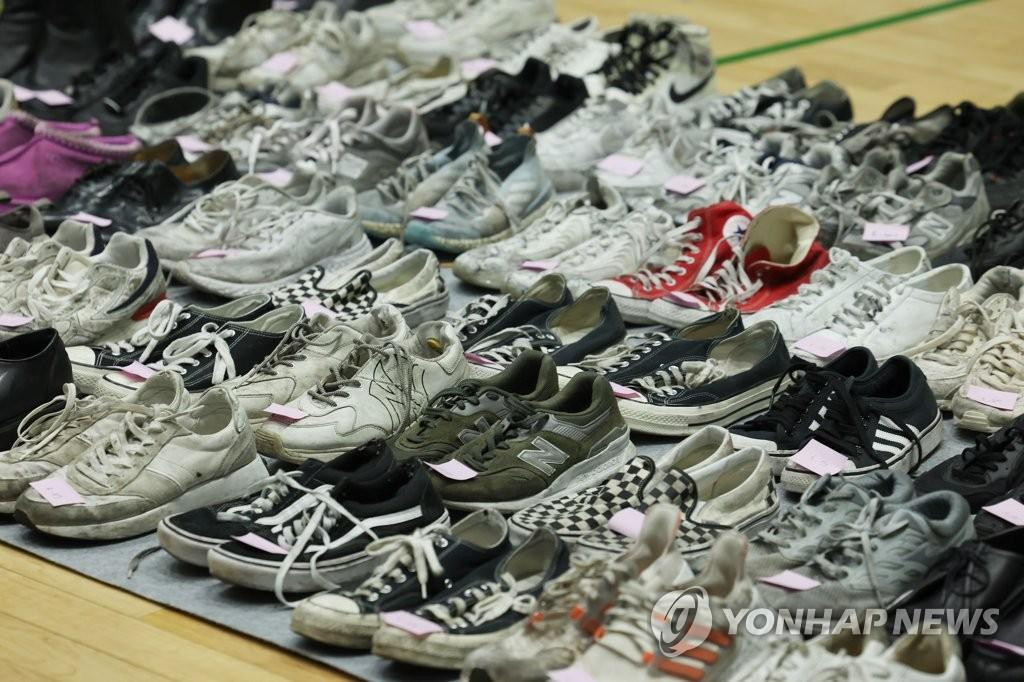 Vật dụng mà các nạn nhân bỏ lại tại hiện trường. Ảnh: Yonhap Vật dụng mà các nạn nhân bỏ lại tại hiện trường. Ảnh: Yonhap