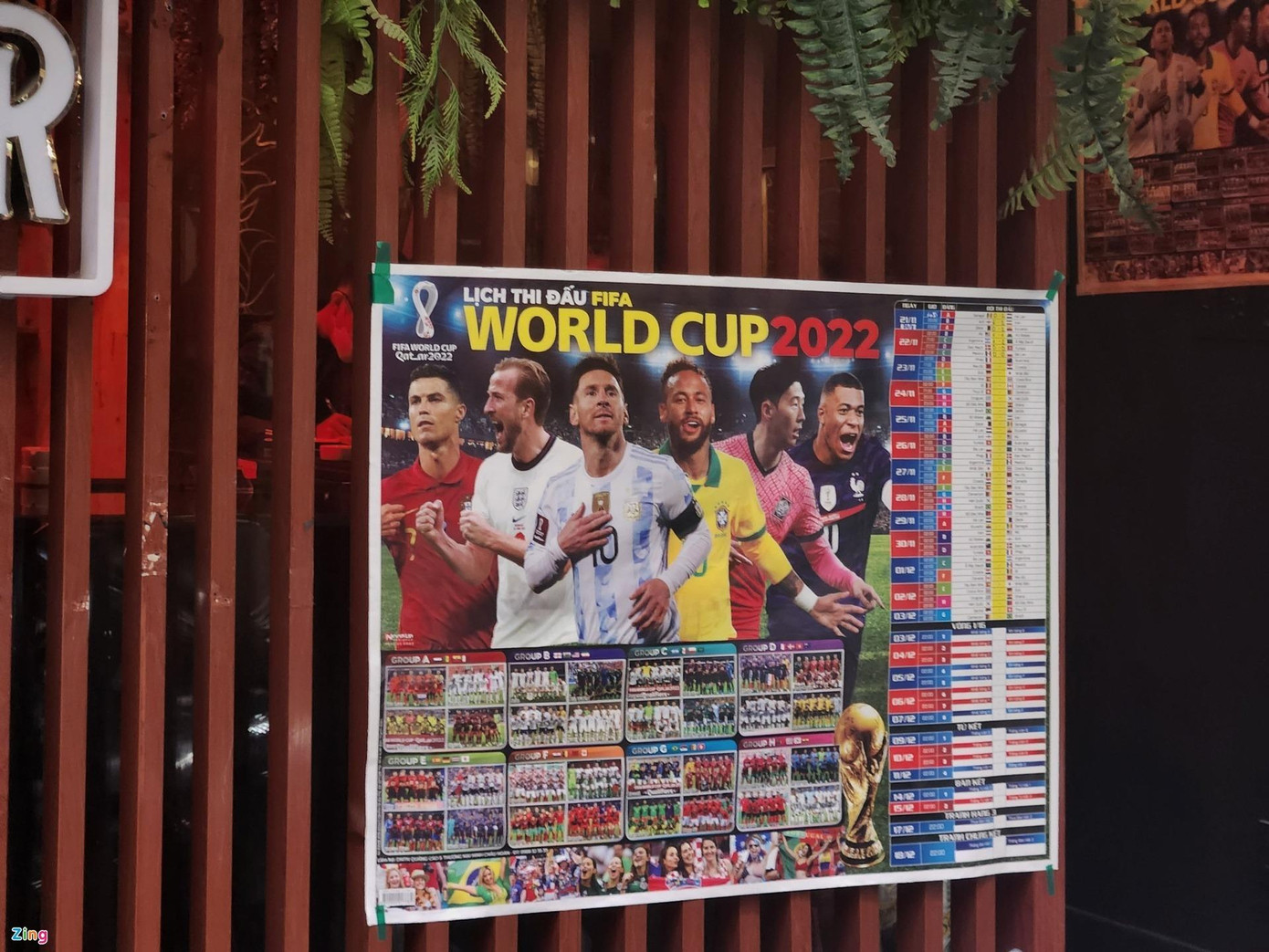 Quán bar hiếm hoi ở hẻm 15B Lê Thánh Tôn dán lịch chiếu World Cup.