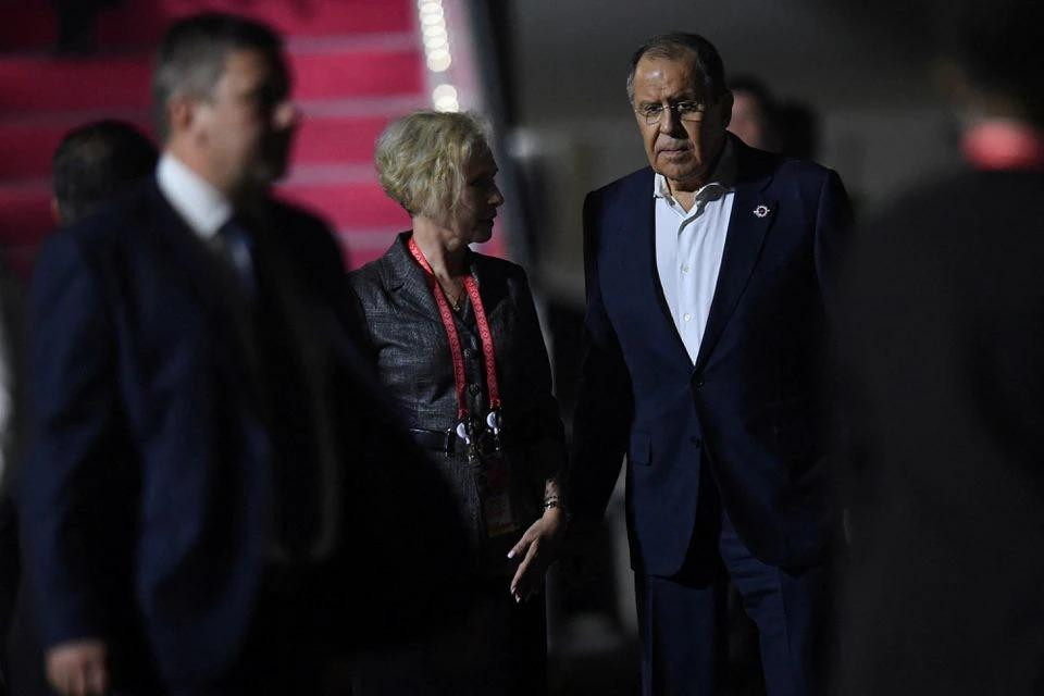 Ông Lavrov đến Bali hôm 13/11. Ảnh: Reuters Ông Lavrov đến Bali hôm 13/11. Ảnh: Reuters