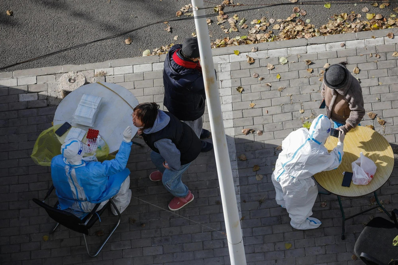 Quầy xét nghiệm COVID-19 ở Bắc Kinh. Ảnh: EPA-EFE Quầy xét nghiệm COVID-19 ở Bắc Kinh. Ảnh: EPA-EFE