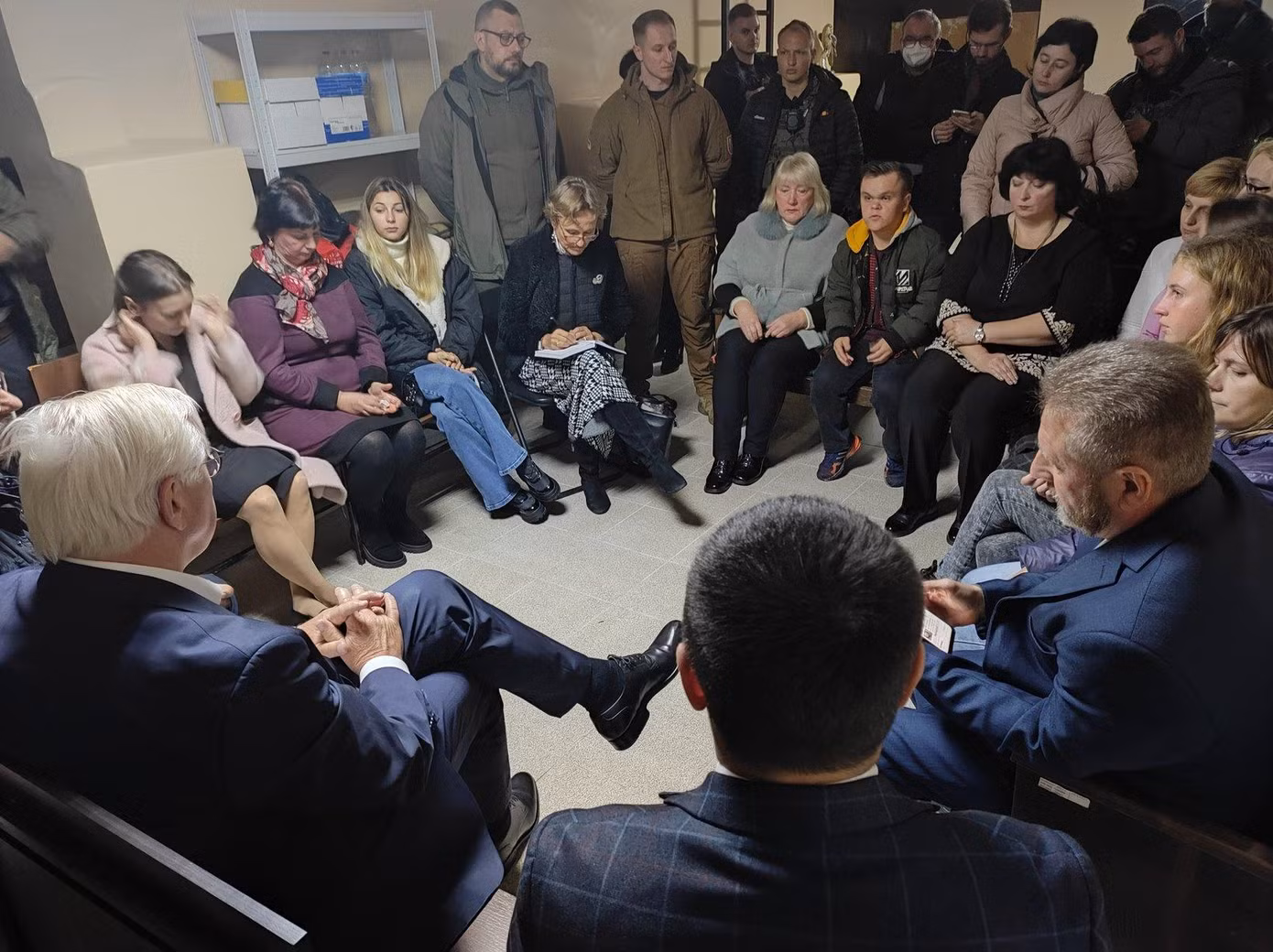 Nhà lãnh đạo Đức ngồi cùng người dân Ukraine. Ảnh: Twitter