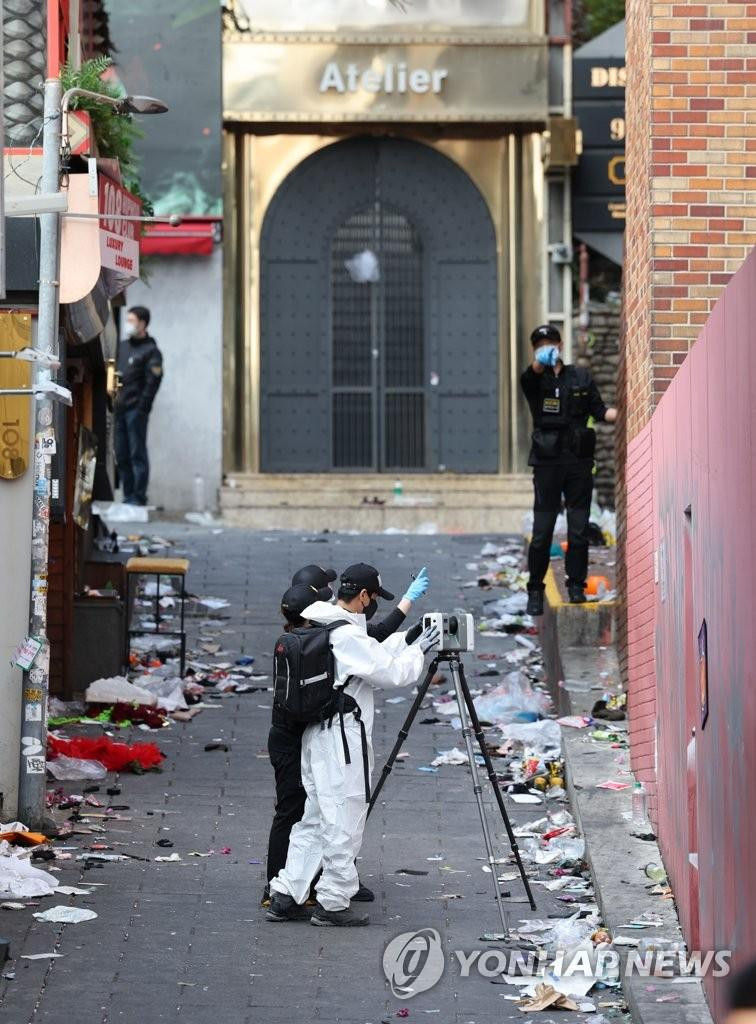 Công tác điều tra tại hiện trường. Ảnh: Yonhap Công tác điều tra tại hiện trường. Ảnh: Yonhap