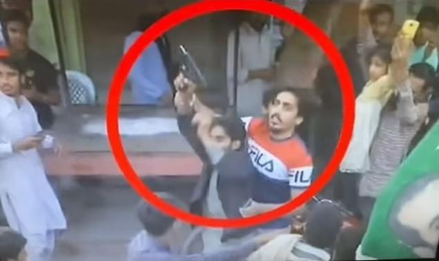 Nghi phạm xả súng vào đoàn xe của ông Imran Khan. Ảnh: Daily Mail