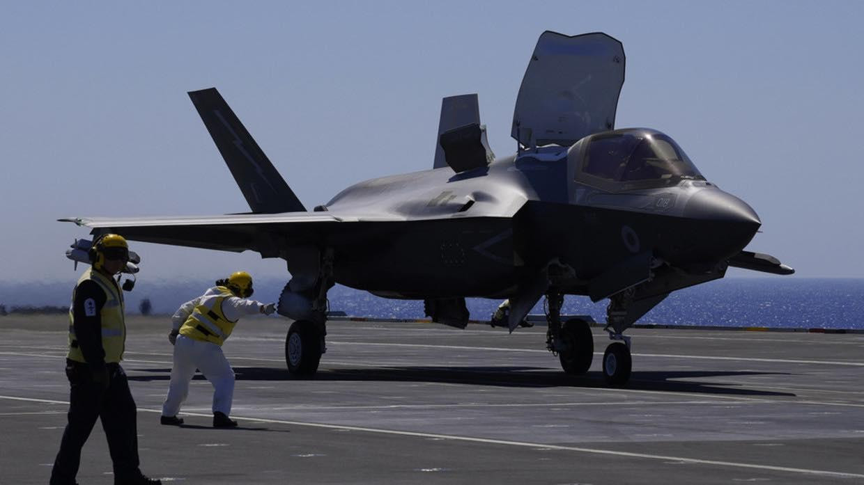 Máy bay F-35 trên tàu sân bay HMS Queen Elizabeth của Anh. Ảnh: AP Máy bay F-35 trên tàu sân bay HMS Queen Elizabeth của Anh. Ảnh: AP