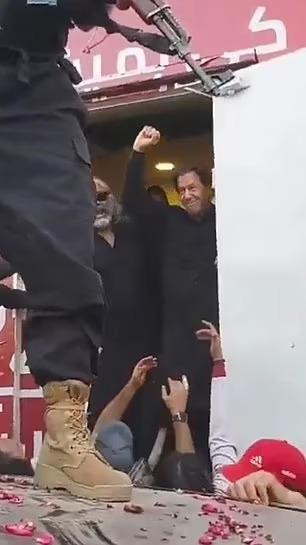 Ông Imran Khan vẫy chào những người ủng hộ sau khi bị bắn. Ảnh: Daily Mail