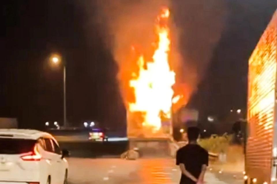 Hiện trường vụ xe tải cháy trên cao tốc TP.HCM - Trung Lương. Ảnh: Đ.T. Hiện trường vụ xe tải cháy trên cao tốc TP.HCM - Trung Lương. Ảnh: Đ.T.