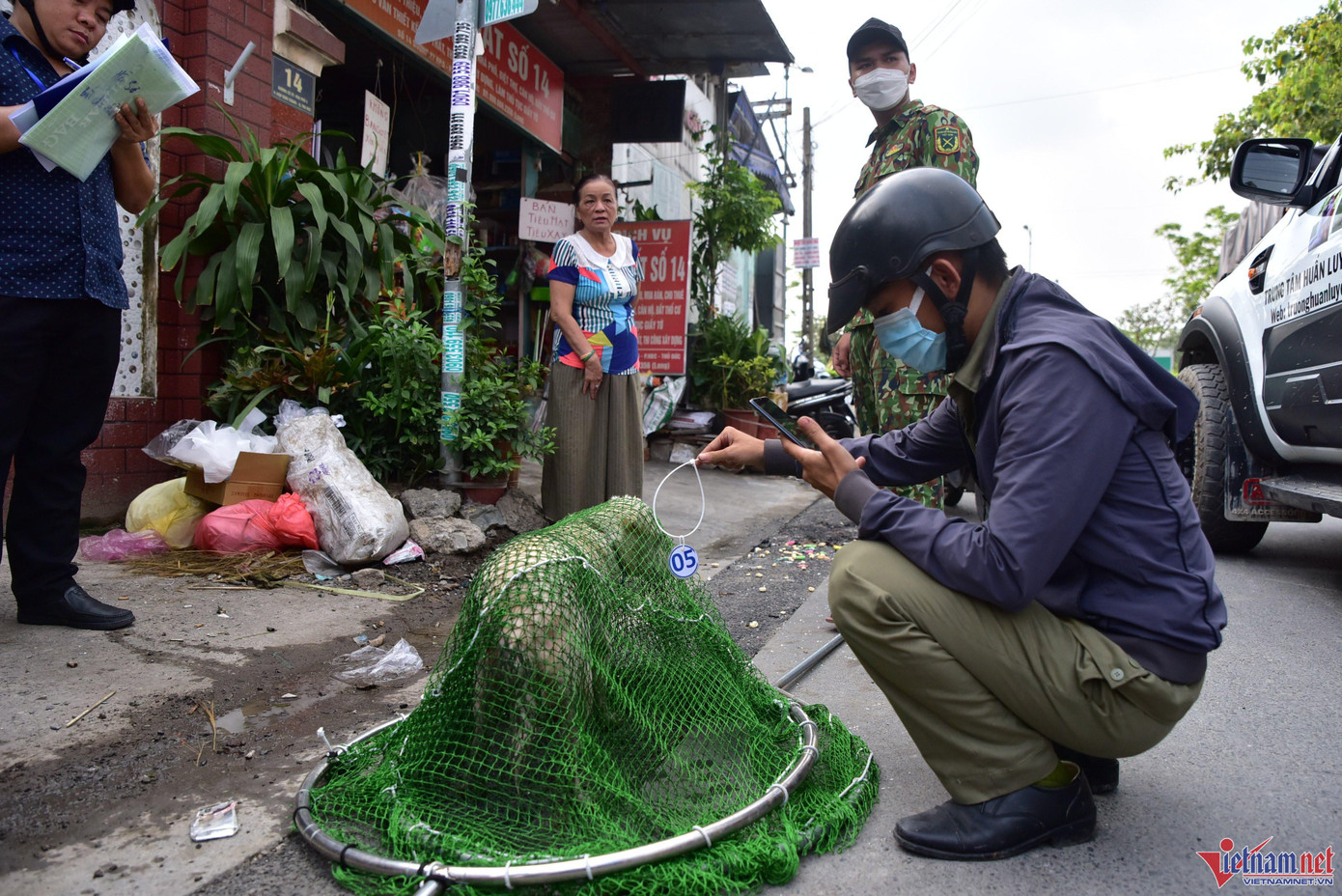 Chó thả rông sau khi bị bắt sẽ được gắn số thứ tự, lập danh sách theo dõi
