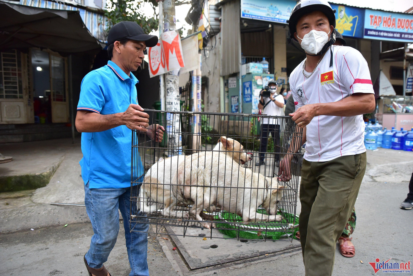 "Đến thời điểm này phường đã xử phạt 5 trường hợp vi phạm chó thả rông và không rọ mõm khi ra đường, mỗi trường hợp phải đóng phạt 1,9 triệu đồng" - lời bà Hương.