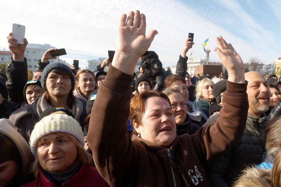 Người dân chào đón ông Zelensky. Ảnh: Reuters Người dân chào đón ông Zelensky. Ảnh: Reuters