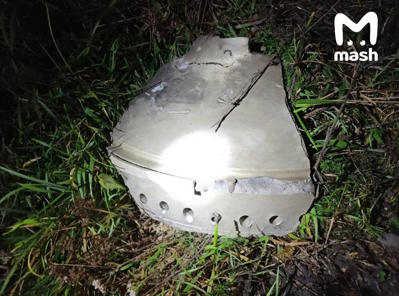 Mảnh vỡ tại hiện trường được cho là của tên lửa phóng từ S-300. Ảnh: Mash Mảnh vỡ tại hiện trường được cho là của tên lửa phóng từ S-300. Ảnh: Mash