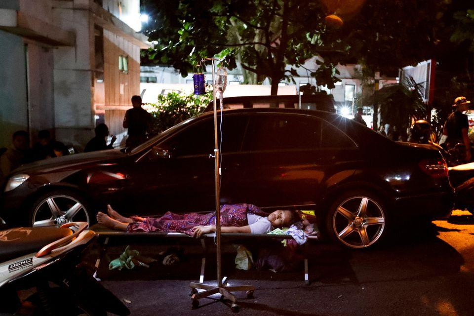 Các nạn nhân được sơ cứu trong bãi đậu xe. Ảnh: Reuters Các nạn nhân được sơ cứu trong bãi đậu xe. Ảnh: Reuters