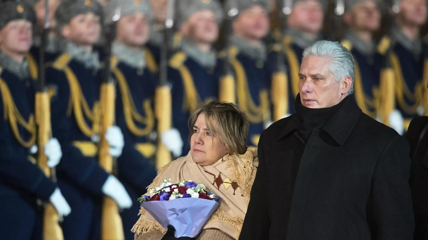 Chủ tịch Cuba Miguel Diaz-Canel và phu nhân đến Mátxcơva (Nga) hôm 19/11. Ảnh: Sputnik