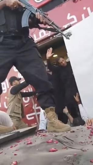 Ông Imran Khan vẫy chào những người ủng hộ sau khi bị bắn. Ảnh: Daily Mail