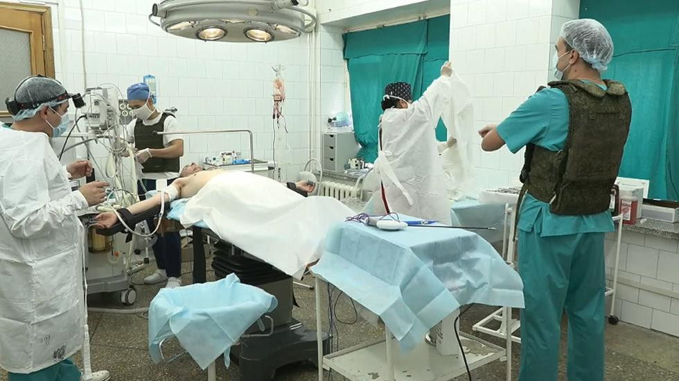 Các bác sĩ tiến hành ca phẫu thuật. Ảnh: RT Các bác sĩ tiến hành ca phẫu thuật. Ảnh: RT