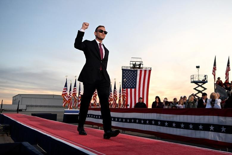 Ứng viên đảng Cộng hòa Max Miller tham dự một cuộc vận động do cựu Tổng thống Mỹ Donald Trump tổ chức tại Ohio ngày 7/11. Ảnh: Reuters Ứng viên đảng Cộng hòa Max Miller tham dự một cuộc vận động do cựu Tổng thống Mỹ Donald Trump tổ chức tại Ohio ngày 7/11. Ảnh: Reuters