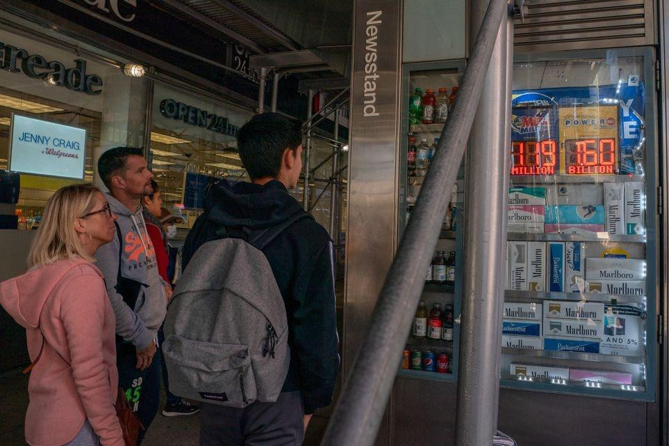 Người dân theo dõi bảng giải thưởng xổ số ở New York. Ảnh: Reuters Người dân theo dõi bảng giải thưởng xổ số ở New York. Ảnh: Reuters