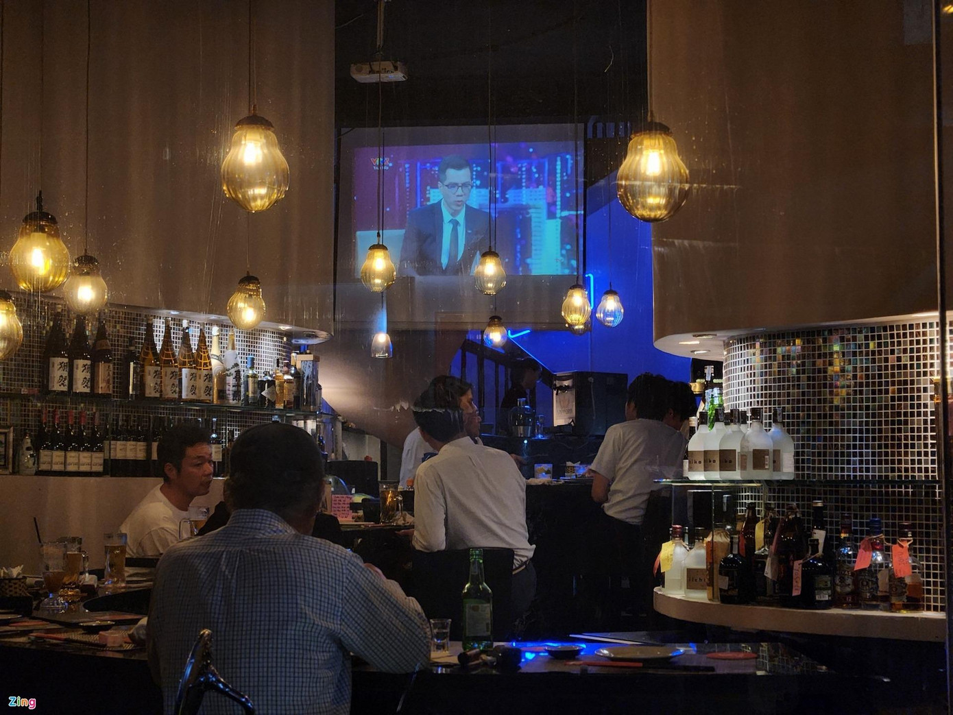 Rất khó để tìm thấy một quán Nhật có màn hình lớn tại khu phố Lê Thánh Tôn và Thái Văn Lung.