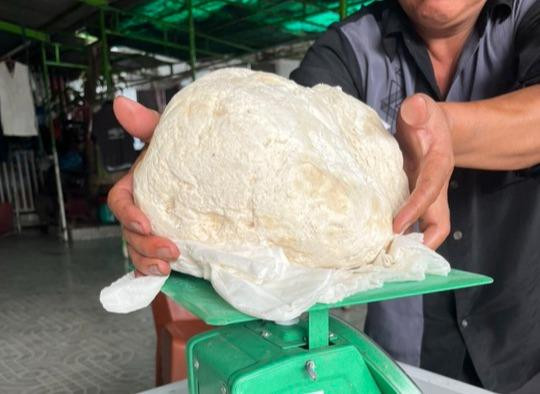 Nặng xấp xỉ 3kg.