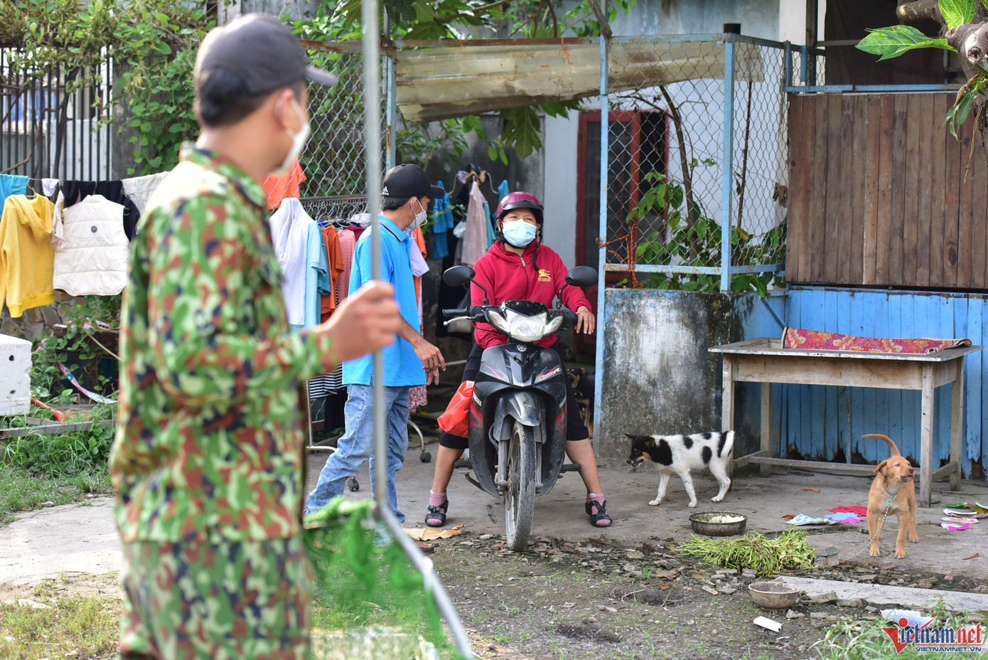 Thành viên đội chuyên trách bắt chó thả rông nhắc nhở 1 hộ dân cần phải xích chó nuôi lại để tránh gây nguy hiểm cho người đi đường, không thả rông để chúng phóng uế bừa bãi gây mất mỹ quan đô thị.