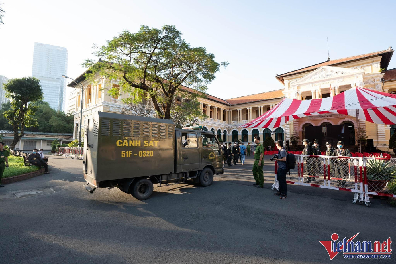 Từ sáng sớm, 2 bị cáo đã được dẫn giải đến tòa. Rất đông người dân chờ theo dõi diễn biến phiên xét xử bên ngoài. Ảnh: Chí Hùng
