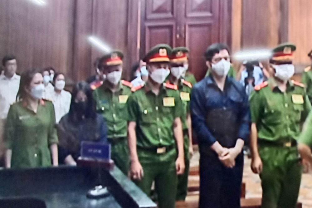 2 bị cáo tại tòa sáng nay. Ảnh chụp màn hình