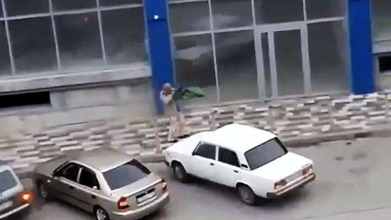 Cảnh gây án của nghi phạm Zhirov. Ảnh chụp màn hình