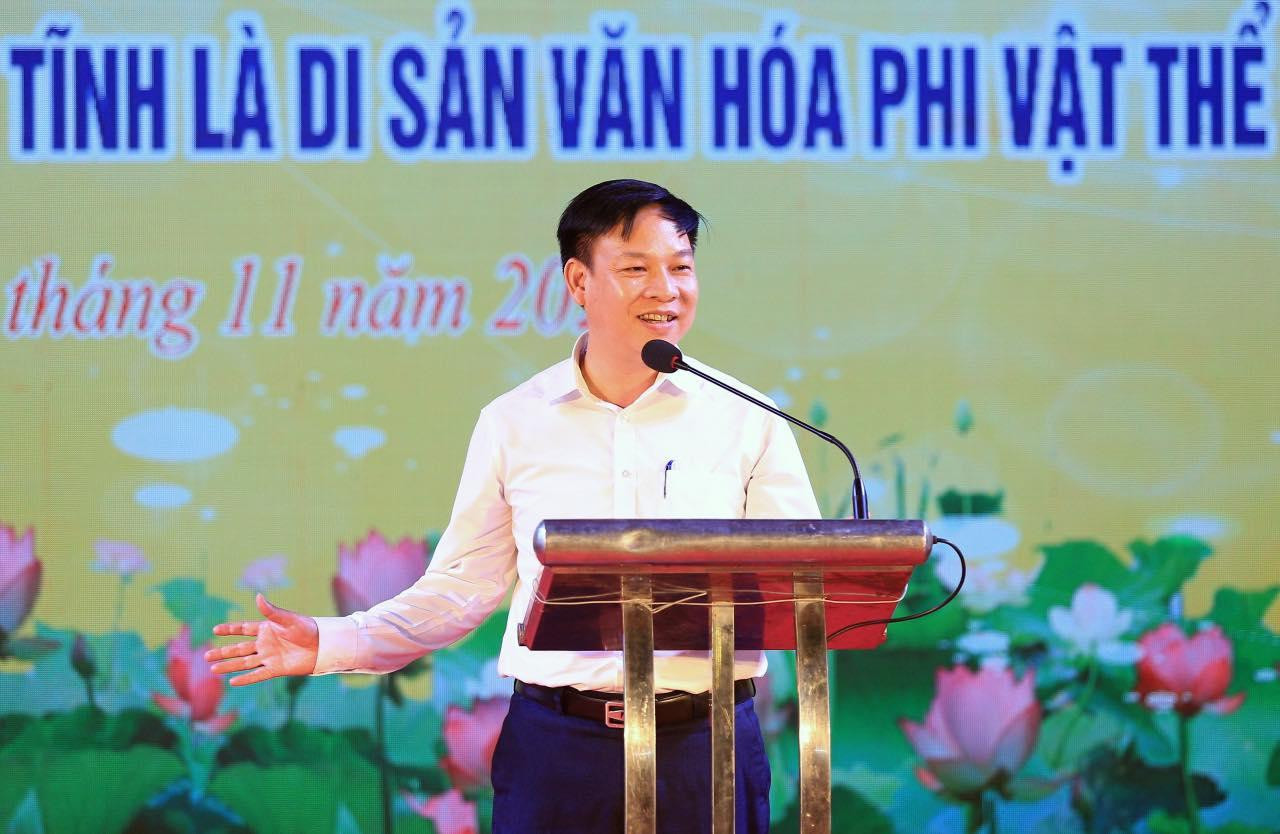 Ông Nguyễn Lương Thắng, Phó Cục trưởng Cục Văn hóa cơ sở, đại diện Bộ Văn Hóa, Thể thao và Du lịch phát biểu chúc mừng Câu Lạc Bộ dân ca Ví Giặm Nghệ Tĩnh tại Hà Nội