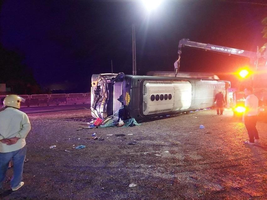 Trời mưa, đường trơn, lái xe xử lý kém nên tự gây tai nạn. Ảnh: PĐ Trời mưa, đường trơn, lái xe xử lý kém nên tự gây tai nạn. Ảnh: PĐ