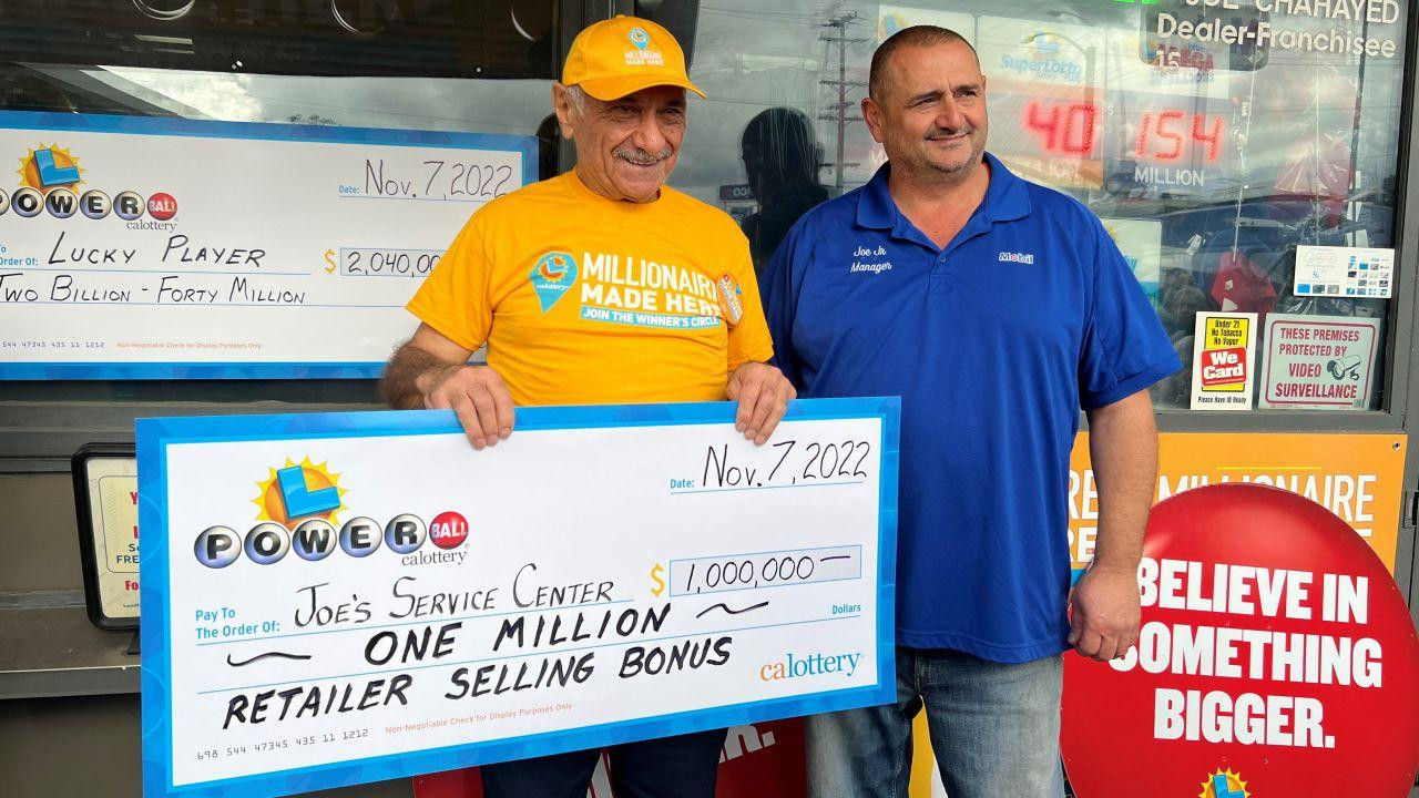 Ông Joseph Chahayed được thưởng 1 triệu đô la vì bán ra tấm vé số trúng giải. Ảnh: CNN