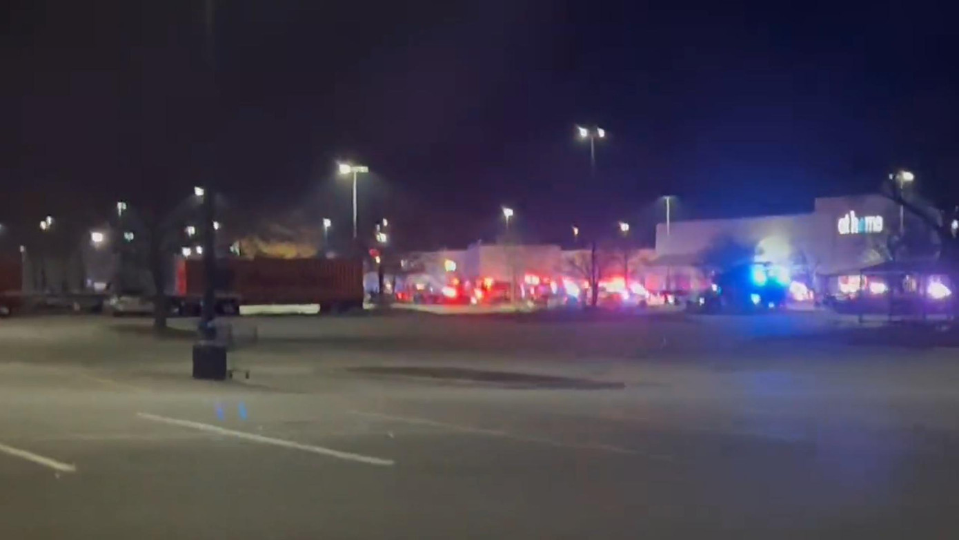 Cảnh sát tại hiện trường. Ảnh chụp màn hình Cảnh sát tại hiện trường. Ảnh chụp màn hình