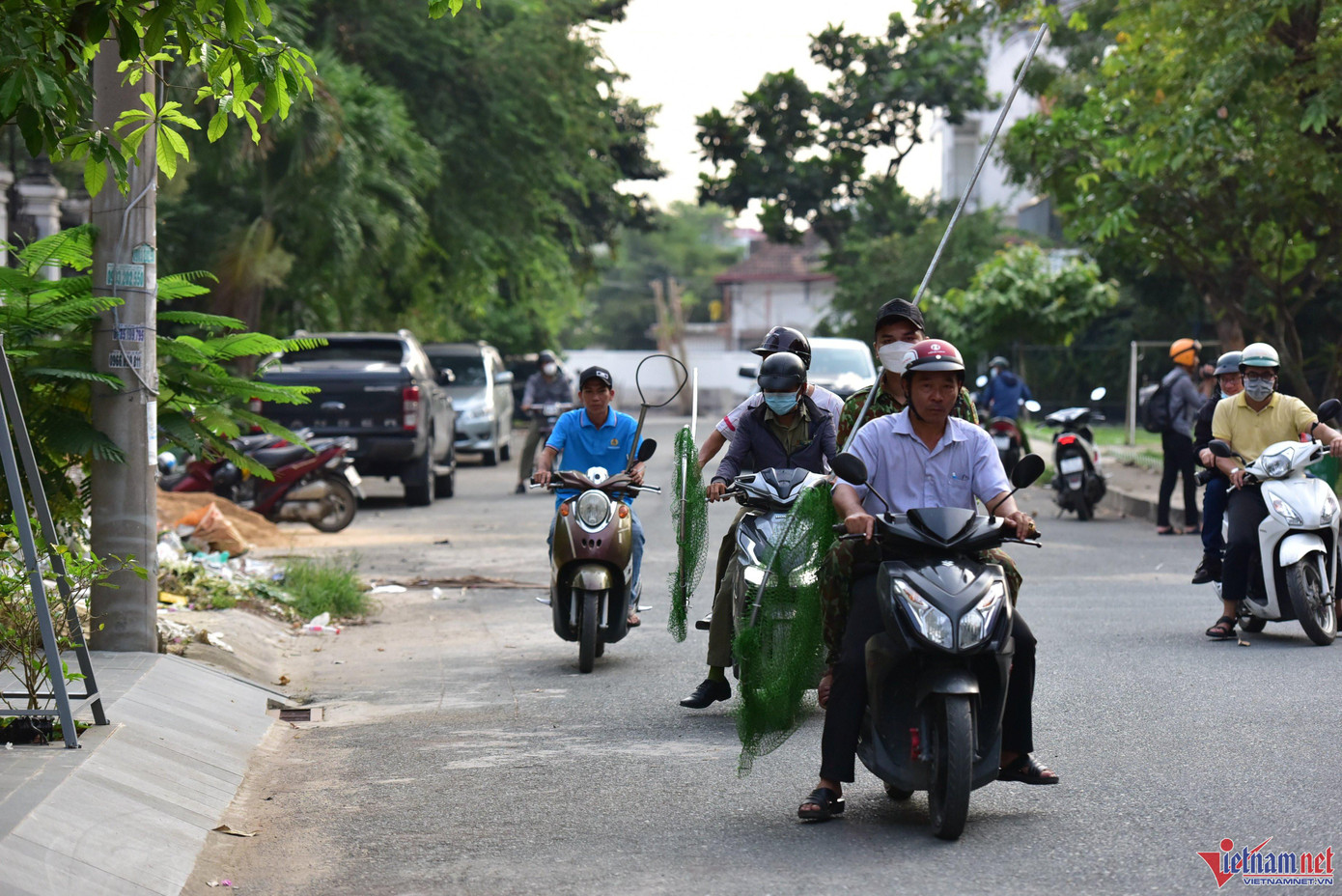 Đội chuyên trách bắt chó thả rông và động vật mắc bệnh dại, có dấu hiệu mắc bệnh dại của phường Hiệp Bình Chánh (TP Thủ Đức) thường xuyên tổ chức đi tuần tại các khu vực công cộng, tuyến đường đông dân cư.